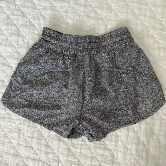 Lululemon Tracker Shorts Black and White Size 6 - Picture 2 of 3